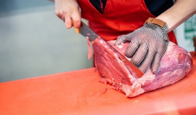 VIDEO: Invitó a salir a un carnicero, le pasó su número pero todo terminó mal