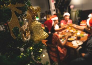 “Síndrome diciembre”: qué decir ante un comentario agresivo en las reuniones, según una experta de Harvard