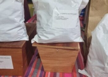 Cremó al marido, fue a pedir sus cenizas para cumplir su último deseo… ¡y le dieron tres urnas!