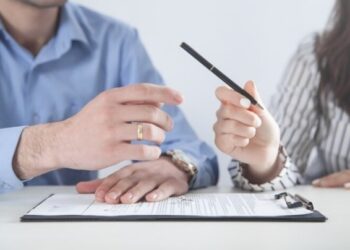 Una pareja firmó una peculiar cláusula para evitar infidelidades y desató un acalorado debate en redes