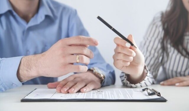 Una pareja firmó una peculiar cláusula para evitar infidelidades y desató un acalorado debate en redes