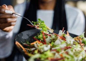 Horror en Connecticut: Todo iba bien con su ensalada hasta que masticó un pedazo de dedo humano