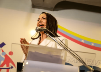 El País: el chavismo compra tiempo para gestionar las inhabilitaciones políticas