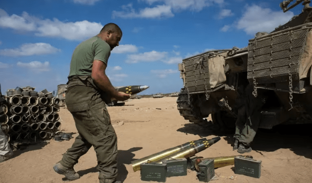 Israel eleva la presión en la Franja de Gaza en respuesta a las amenazas de Hamás sobre el destino de los rehenes