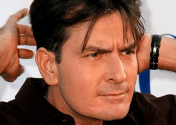 Charlie Sheen fue agredido por su vecina: intentó estrangularlo en su propia casa