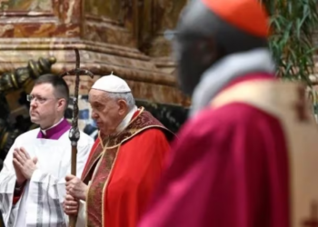 Obispos se rebelan contra la bendición de las parejas gays aprobada por el papa Francisco