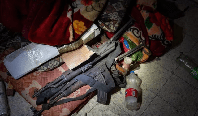Kalashnikovs, granadas y bazucas: Israel halló armas en una habitación de niños en el centro de Gaza