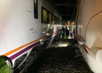 Caos en España: Dos trenes con más de 200 pasajeros colisionan en Málaga y dejan múltiples heridos (VIDEO)
