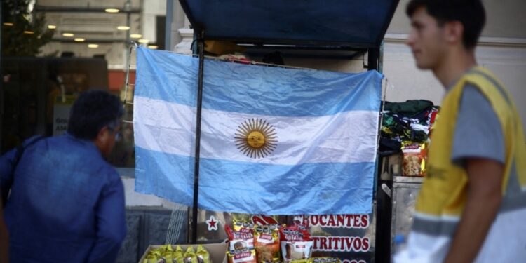 Precios minoristas en Argentina avanzaron 12,8 % en noviembre: INDEC