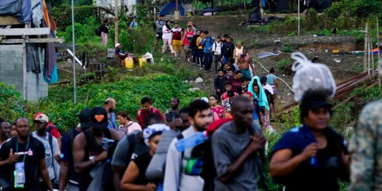 Pese a su inseguridad, miles de migrantes continúan cruzando el Darién a diario