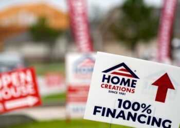 Departamento de Justicia de EEUU demanda a inmobiliaria por préstamos abusivos a compradores hispanos