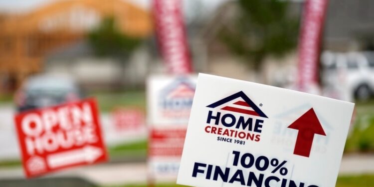 Departamento de Justicia de EEUU demanda a inmobiliaria por préstamos abusivos a compradores hispanos