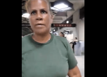 Video viral: Miliciana del Metro de Caracas golpeó a un ciudadano  por este insólito motivo