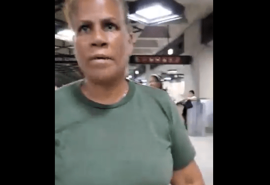Video viral: Miliciana del Metro de Caracas golpeó a un ciudadano  por este insólito motivo