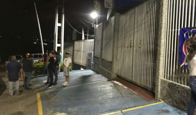 Funcionarios de la Dgcim sacan vehículos de concesionario intervenido en San Cristóbal sin autorización