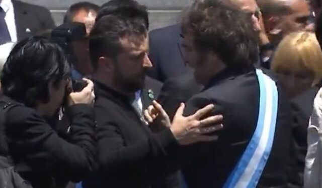EN VIDEO: El abrazo entre Zelenski y Milei tras el acto de investidura en Argentina