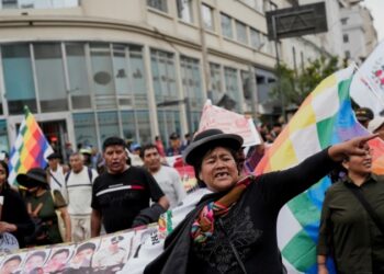 Miles protestan contra el gobierno de Perú a un año de fallido golpe y en medio de recesión económica