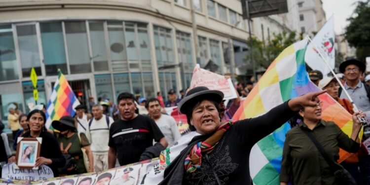 Miles protestan contra el gobierno de Perú a un año de fallido golpe y en medio de recesión económica