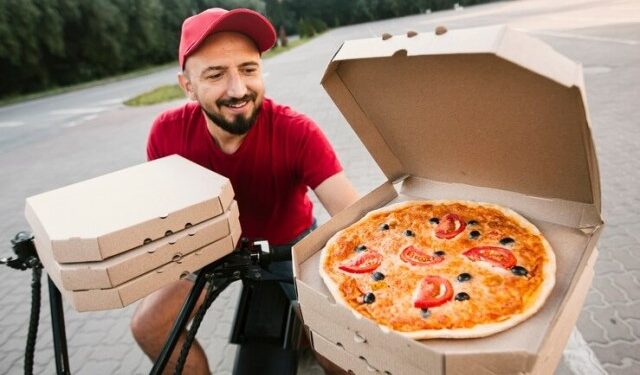 Encargó una pizza y le llegó un pedido que no era el suyo: reclamó y le mandaron algo que la desconcertó (VIDEO)