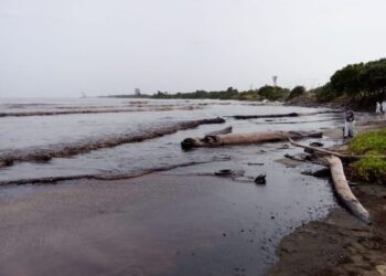 El Mundo: El chavismo silencia un derrame petrolero en una de sus mayores refinerías