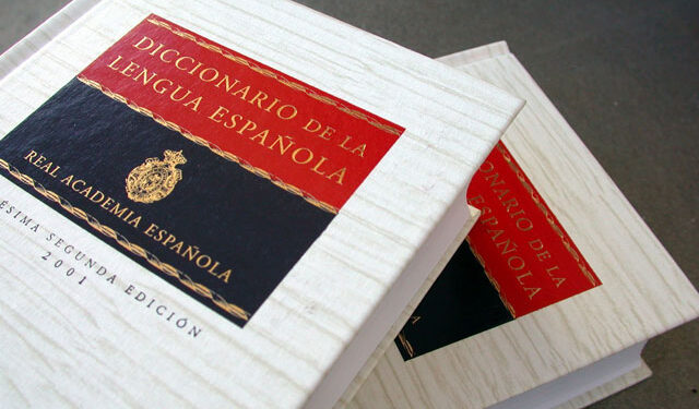 Chundachunda, oscarizar, machirulo y más de cuatro mil: las palabras que incorporó al diccionario de la RAE
