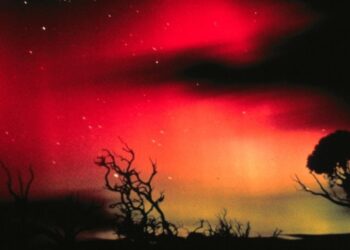 VIDEO: Astronauta capta un “duende rojo”, una extraña descarga eléctrica que rara vez se ve desde la Tierra