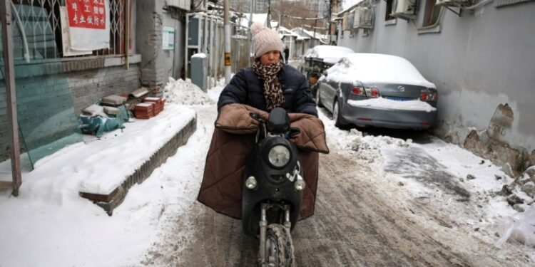 Ola de frío congela la mayor parte de China y cierra autopistas y carreteras