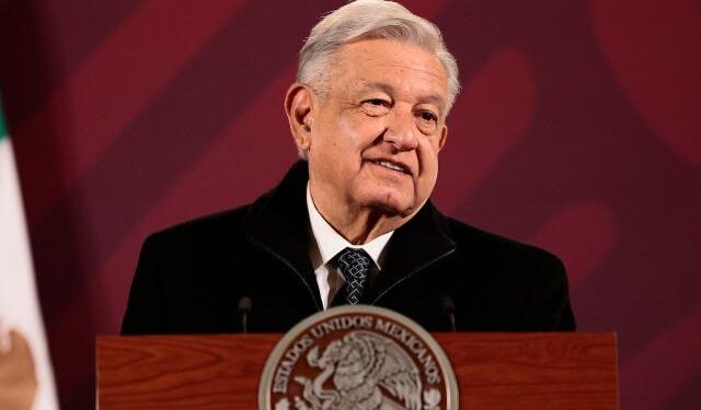 Desmienten que López Obrador haya estado presente en funeral de la madre de “El Chapo” Guzmán