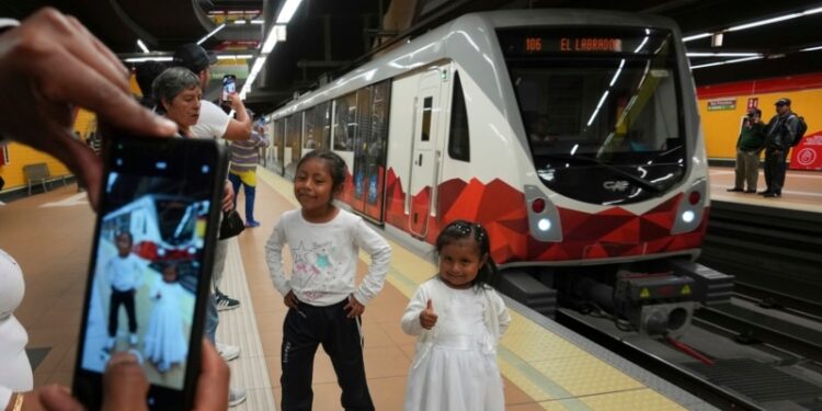 Quito inaugura el primer metro de Ecuador tras una polémica década de espera