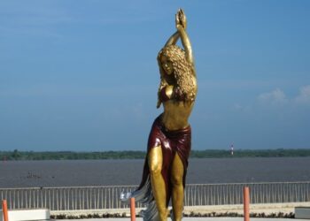 Ciudad natal de cantante Shakira en Colombia le inaugura estatua gigante