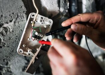 VIDEO: Quiso poner un enchufe donde había un timbre, no le salió como le esperaba y el resultado se hizo VIRAL