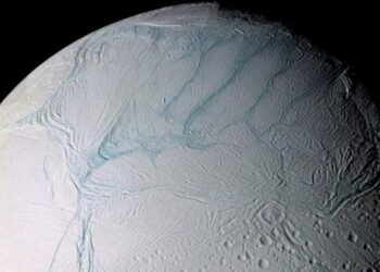 La Nasa descubrió un componente clave para la vida en una luna de Saturno