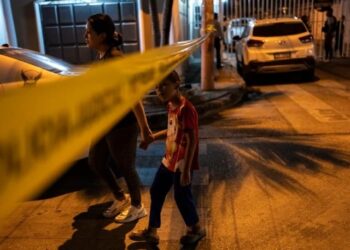 Sicarios balearon a personas que jugaban al fútbol y mataron a un niño de 13 años en Ecuador