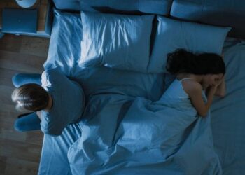 Toma nota: que duermas mal podría ser culpa de tu pareja, según un nuevo estudio