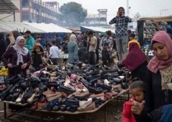 Palestinos desplazados abarrotan sur de Gaza mientras Israel amplía su ofensiva al centro