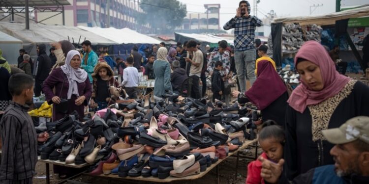 Palestinos desplazados abarrotan sur de Gaza mientras Israel amplía su ofensiva al centro