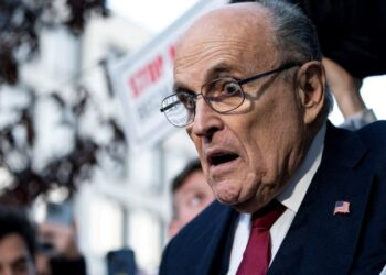 Giuliani, aliado de Trump, se declara en quiebra tras sentencia en su contra de 148 millones dólares
