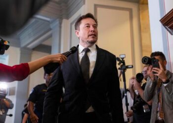 Elon Musk sumó miles de millones a su fortuna en 2023 y encabeza la lista de ricos de Bloomberg