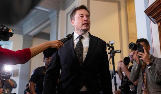 Elon Musk sumó miles de millones a su fortuna en 2023 y encabeza la lista de ricos de Bloomberg