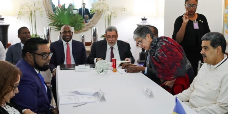 Arranca reunión de los presidentes de Venezuela y Guyana por el Esequibo