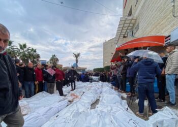 Ataque aéreo contra campo de refugiados en Gaza mató a 70 personas: autoridades locales