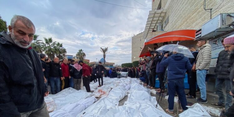 Ataque aéreo contra campo de refugiados en Gaza mató a 70 personas: autoridades locales