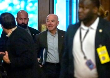 Senadores siguen negociando sobre seguridad fronteriza; Trump habla de pureza de “sangre”