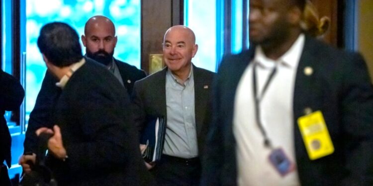 Senadores siguen negociando sobre seguridad fronteriza; Trump habla de pureza de “sangre”