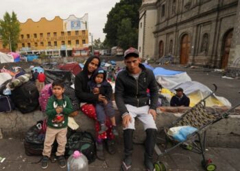 Los alcaldes de Chicago, Nueva York y Denver redoblaron el miércoles sus peticiones de más ayuda federal por migración.