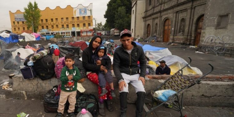 Los alcaldes de Chicago, Nueva York y Denver redoblaron el miércoles sus peticiones de más ayuda federal por migración.