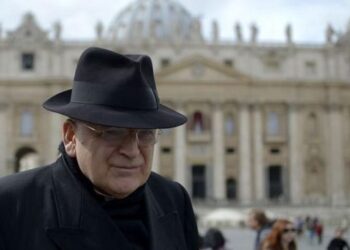 Quién es Raymond Burke, el cardenal ultraconservador crítico del Papa que será desalojado del Vaticano