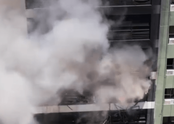 Personas quedaron atrapadas dentro del incendio en el edificio del Ministerio de Trabajo en Argentina