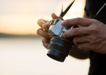 “Me transformó”: Era fotógrafo de moda, un rayo le cayó en la nuca y dejó todo para cultivar hongos