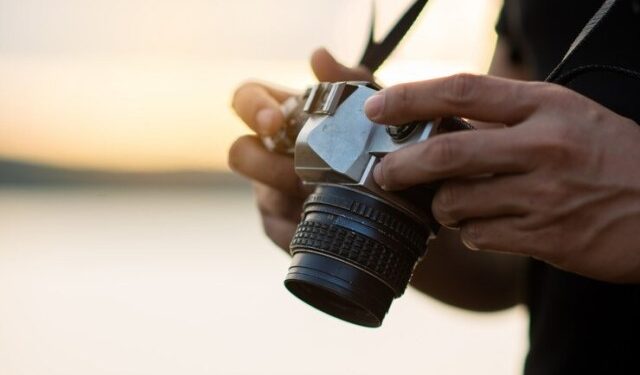 “Me transformó”: Era fotógrafo de moda, un rayo le cayó en la nuca y dejó todo para cultivar hongos